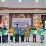 Pemkab Kobar Serahkan Insentif dan Jaminan Sosial Ketenagakerjaan