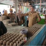 Wakil Bupati Kapuas Bersama Perangkat Daerah Lakukan Pemantauan Harga Sembako di Pasar Blok R