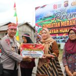 Program Presiden RI, Kapolres Kobar Bersama Danki Brimob Resmikan Jembatan Sekaligus Salurkan Bansos