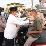 Bupati Kapuas Secara Langsung Turun Kelapangan Membagikan Masker Untuk Masyarakat