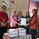 Disarpustaka Kabupaten Kapuas, Serahkan 100 Judul Buku Pinjam Pakai