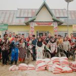 Bupati Kapuas Tinjau Kondisi Jalan Dan Salurkan Bantuan Pangan Bagi Masyarakat Terdampak Kekeringan dan Karhutla