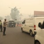 Di Tengah Kabut Asap Pekat, Wakapolres Kobar Turun Langsung Atur Lalin