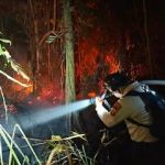 Tembus Kegelapan Malam, Kapolres Kobar Pimpin Pemadaman Api di Tanjung Putting